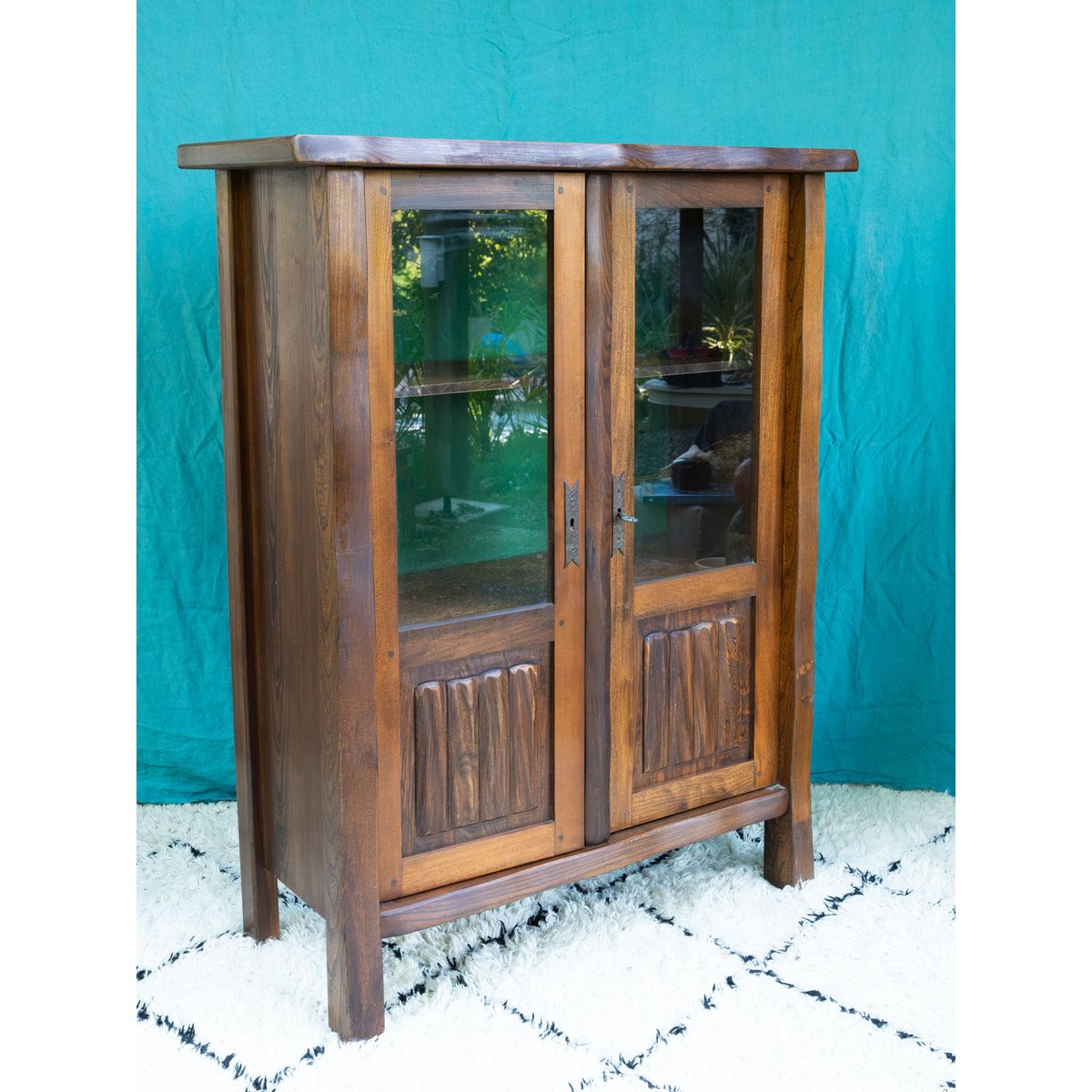 Vitrine brutaliste en bois massif Victoria N°1355 - Bon état bois foncé, DEBONGOUT
