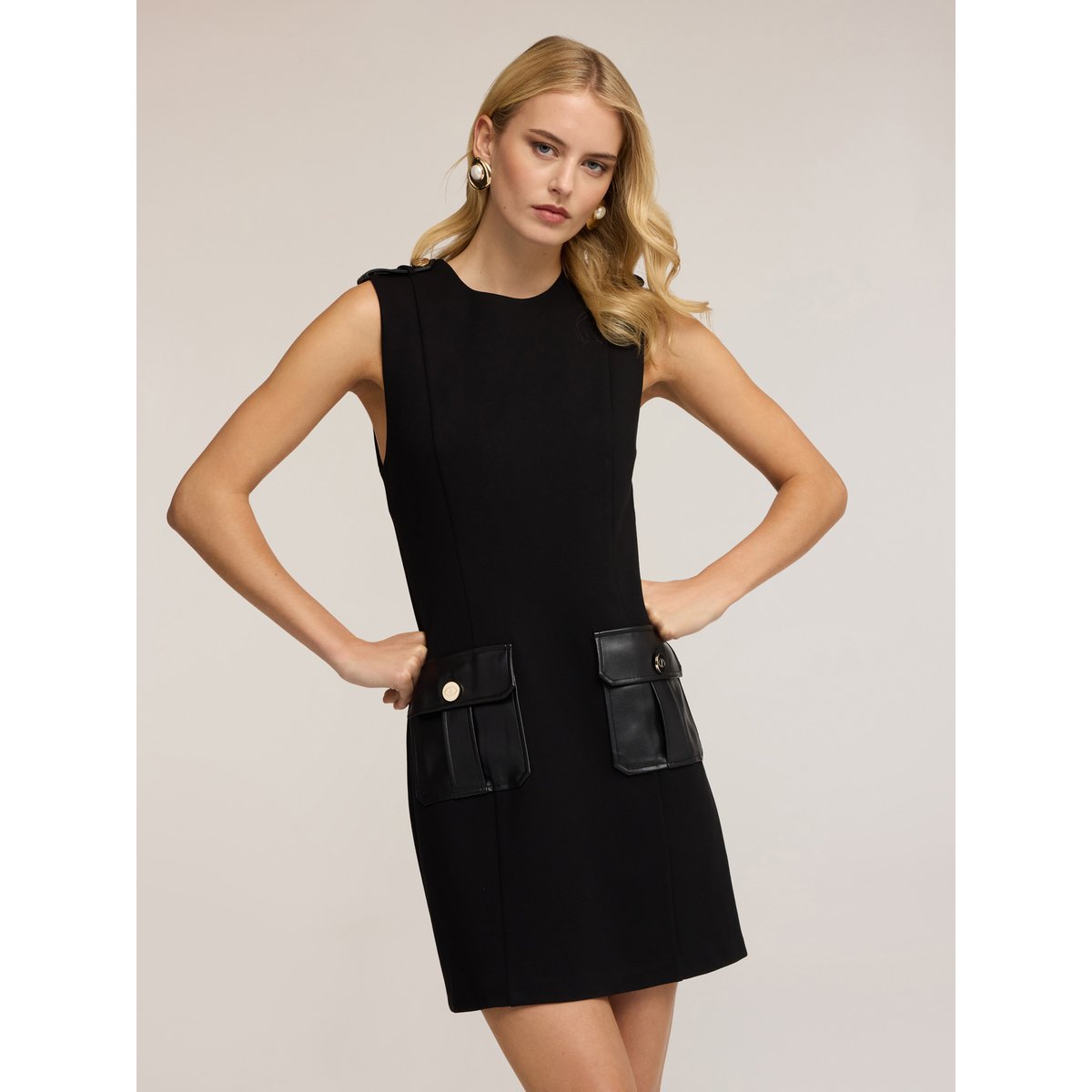 Robe fourreau avec poches appliquées. noir, MOTIVI