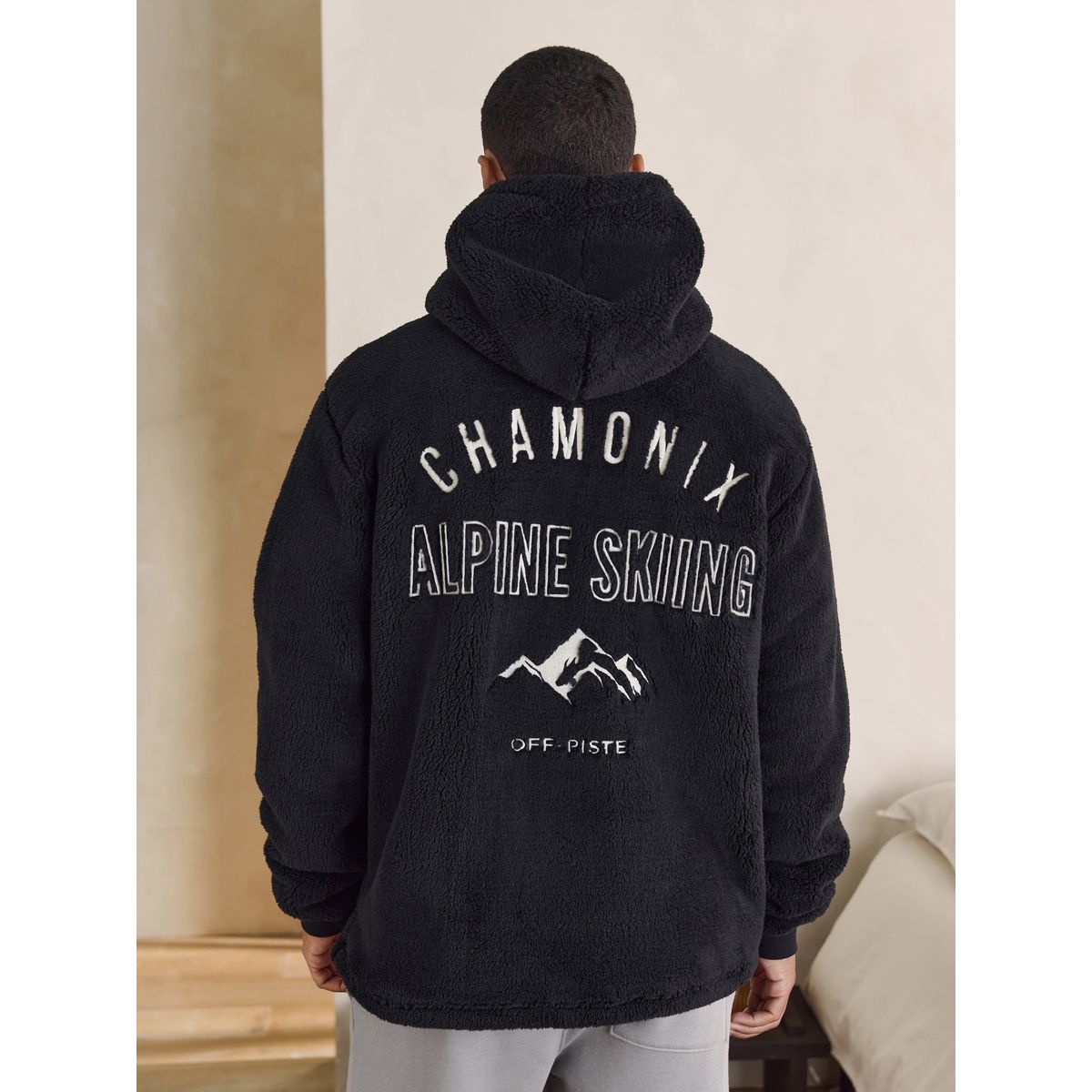 Sweat à capuche en imitation fourrure enfiler motif chamonix noir, NEXT