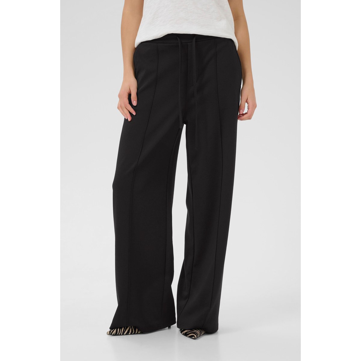 Pantalon casual noir, CULTURE