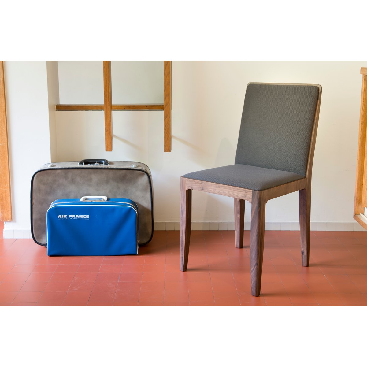 Chaise en noyer HEMËT gris foncé, PRODUIT INTERIEUR BRUT