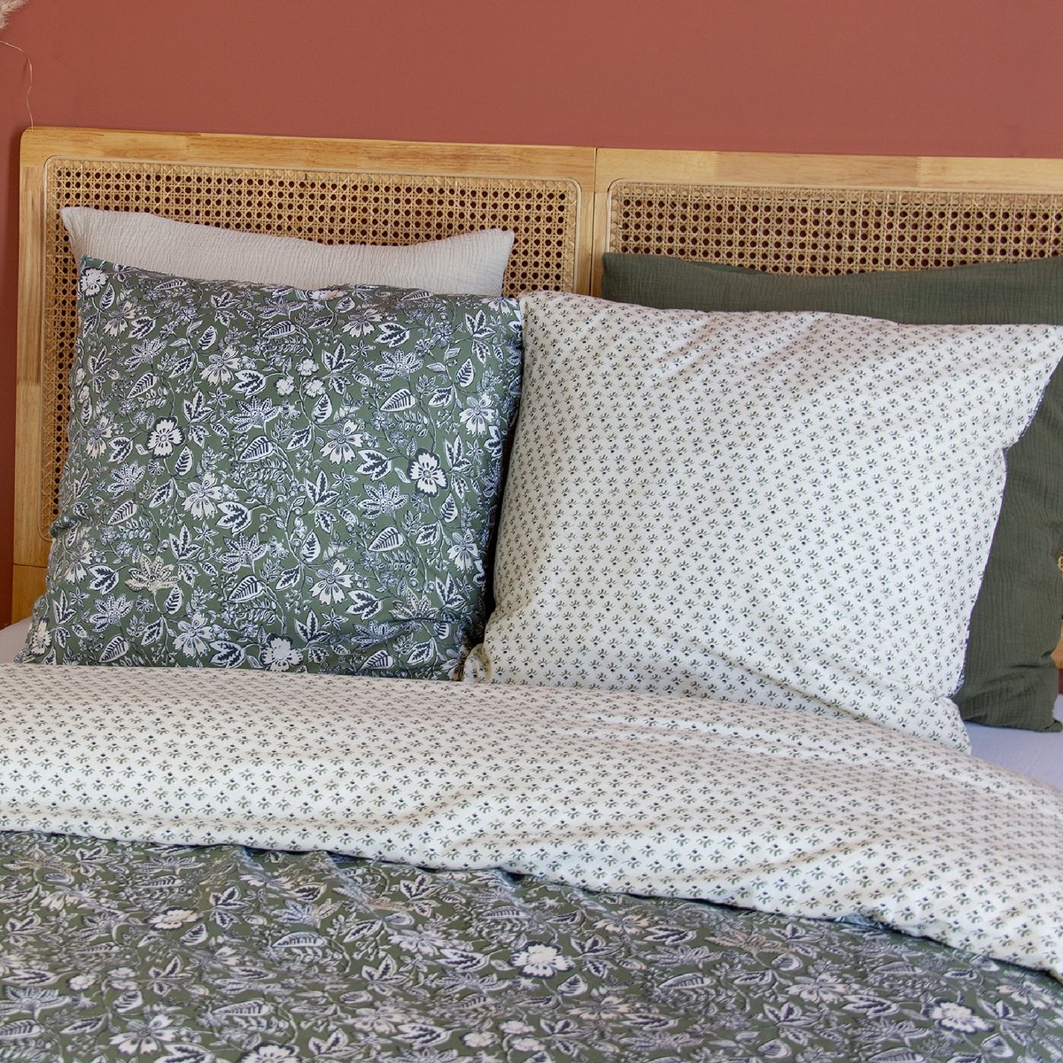 Parure de lit 3 pièces réversible motif floral kaki, HOME MAISON