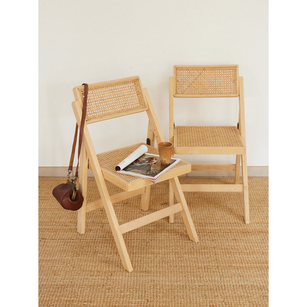 Paire de chaises pliantes en cannage Claude N°1752 - Bon état bois clair, DEBONGOUT