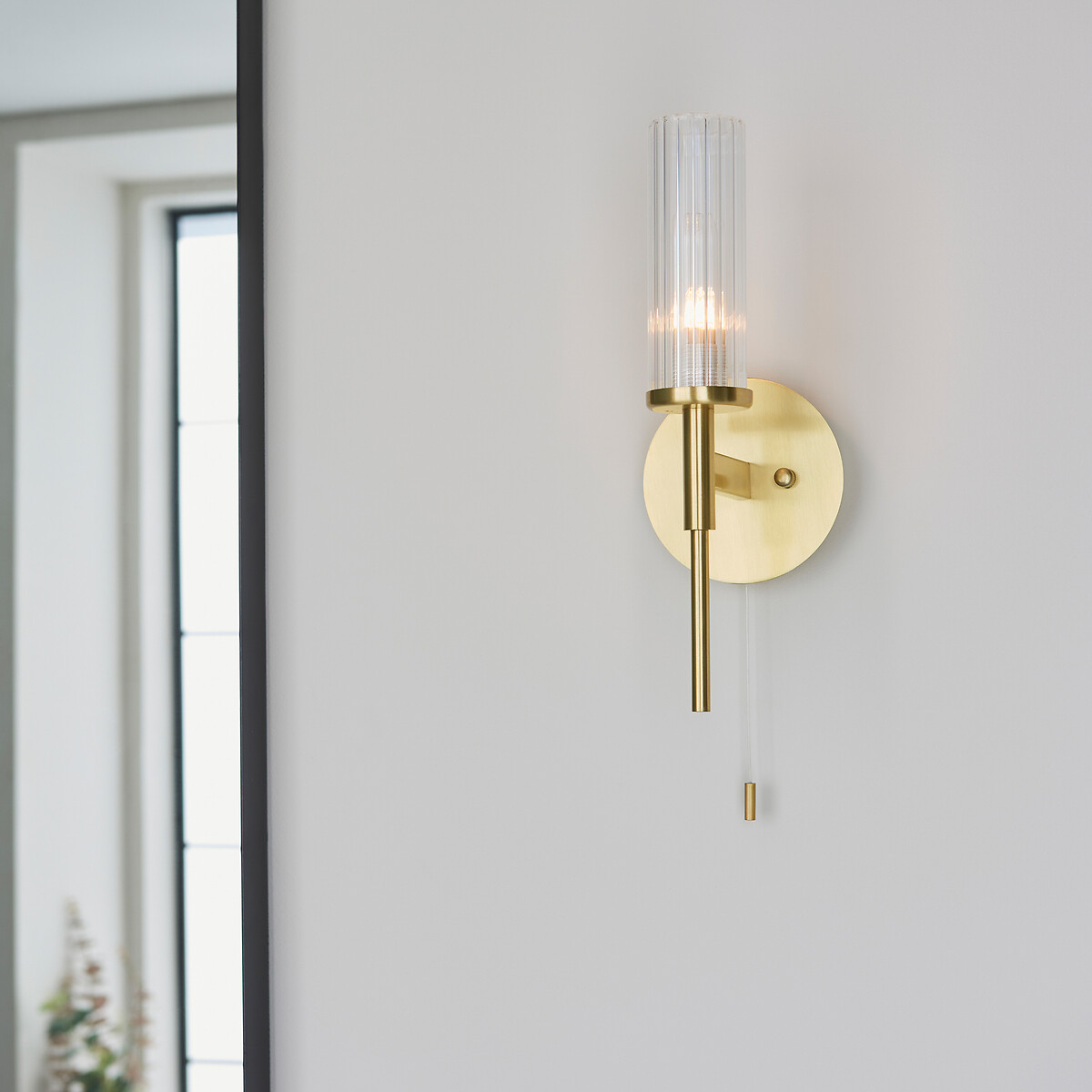 Tulsie Ribbed Glass Bathroom Wall Light brass, SO'HOME