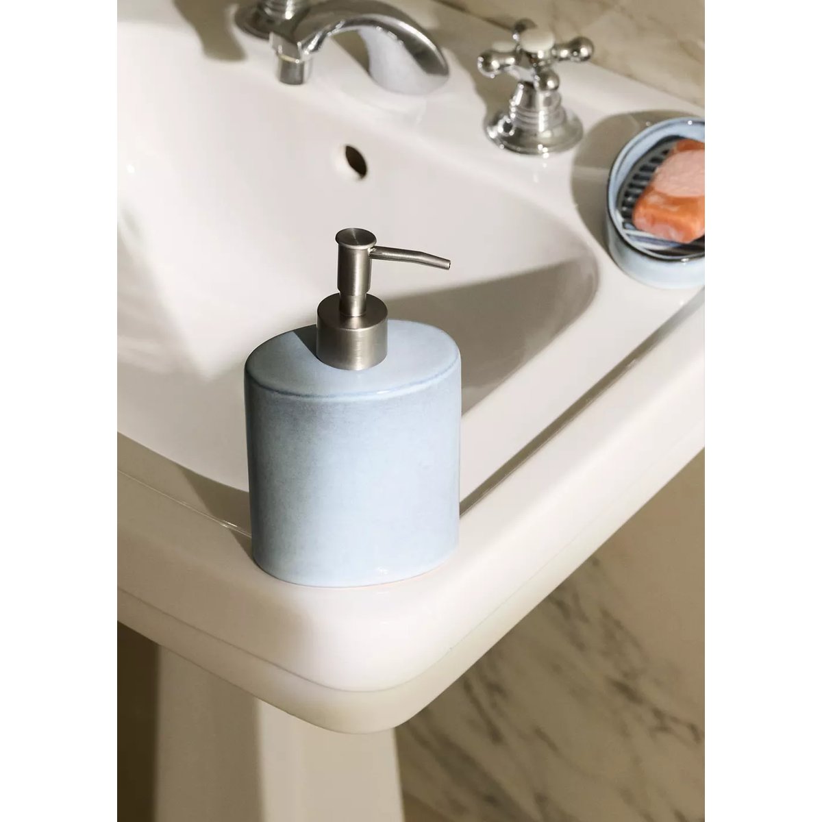 Distributeur de savon ovale en céramique bleu ciel, MANGO HOME