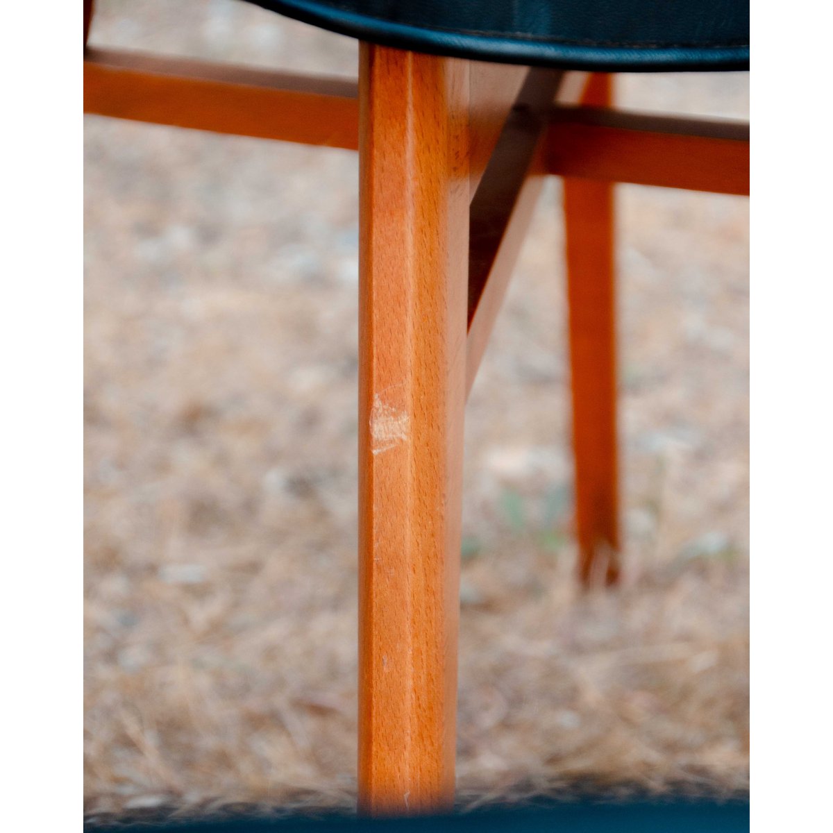 Lot de 4 chaises en skaï et hêtre Alma N°1745 - Bon état noir, DEBONGOUT
