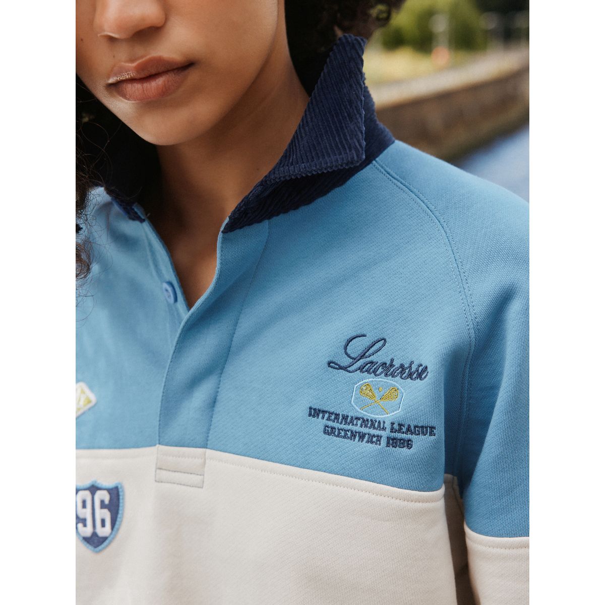 Haut style rugby à écusson bleu/écru, NEXT