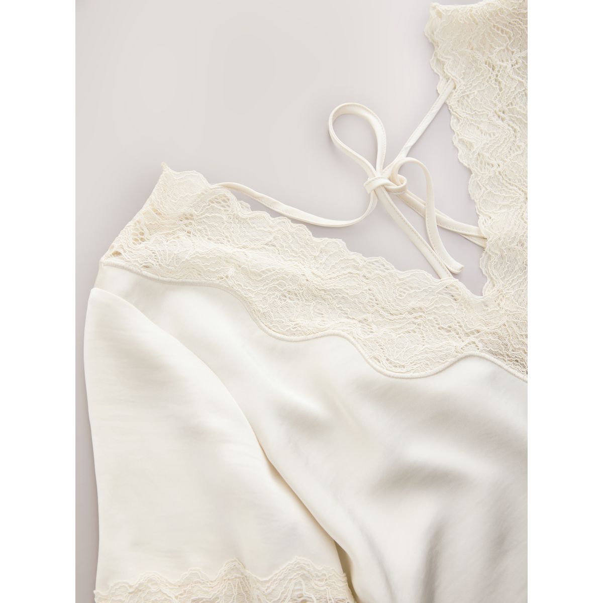 Top satin col v bordure dentelle crème, NEXT