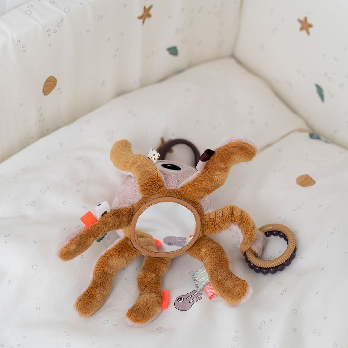 Peluche d'activités rose, ocre, DONE BY DEER