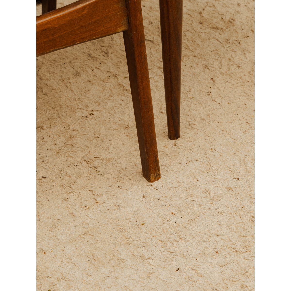 Lot de 3 chaises en bois et cuir noir Alma N°2125 - Bon état bois foncé, DEBONGOUT
