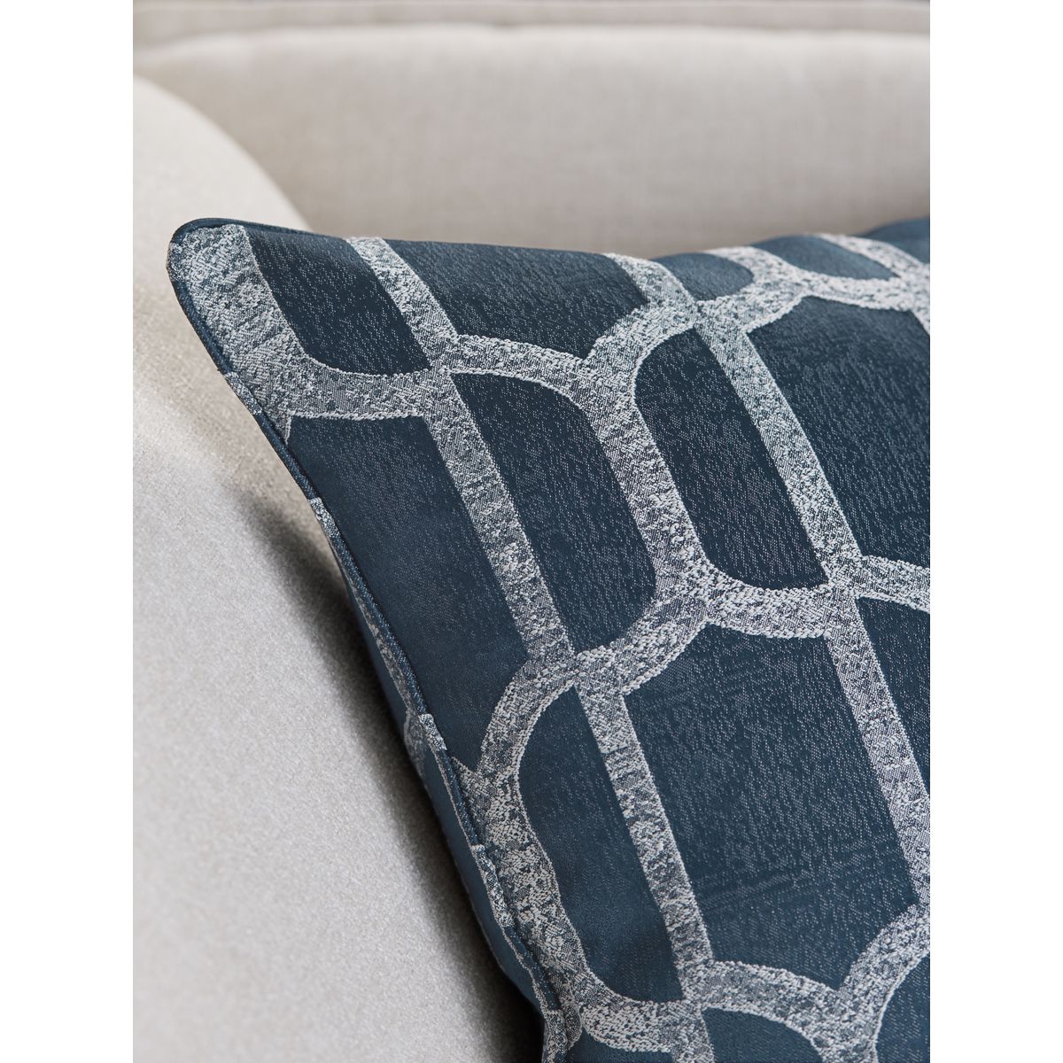 Coussin en jacquard à motif géométrique evie bleu marine, NEXT