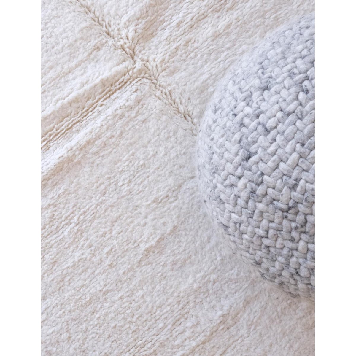 Tapis berbère sobre et raffiné noué main en laine 161 x 240 cm blanc pur, AFK LIVING