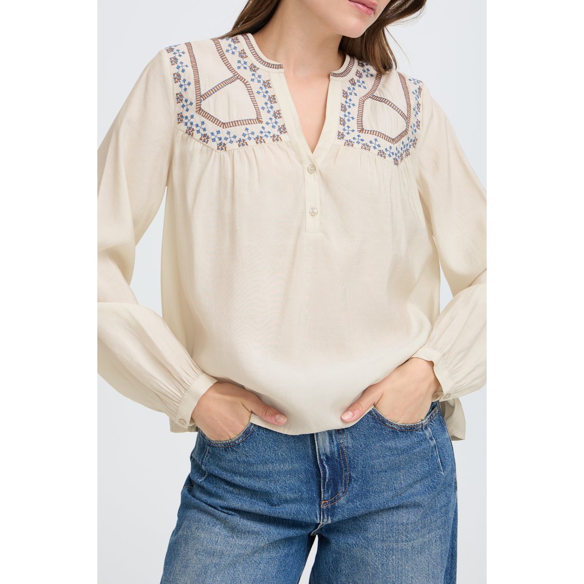 Blouse manches longues, col tunisien, broderies sur épaules et poitrine blanc birch, B.YOUNG