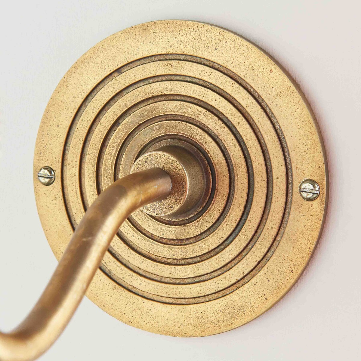 Ridge Curved Wall Light with Backing Plate brass, ÉDITÉ