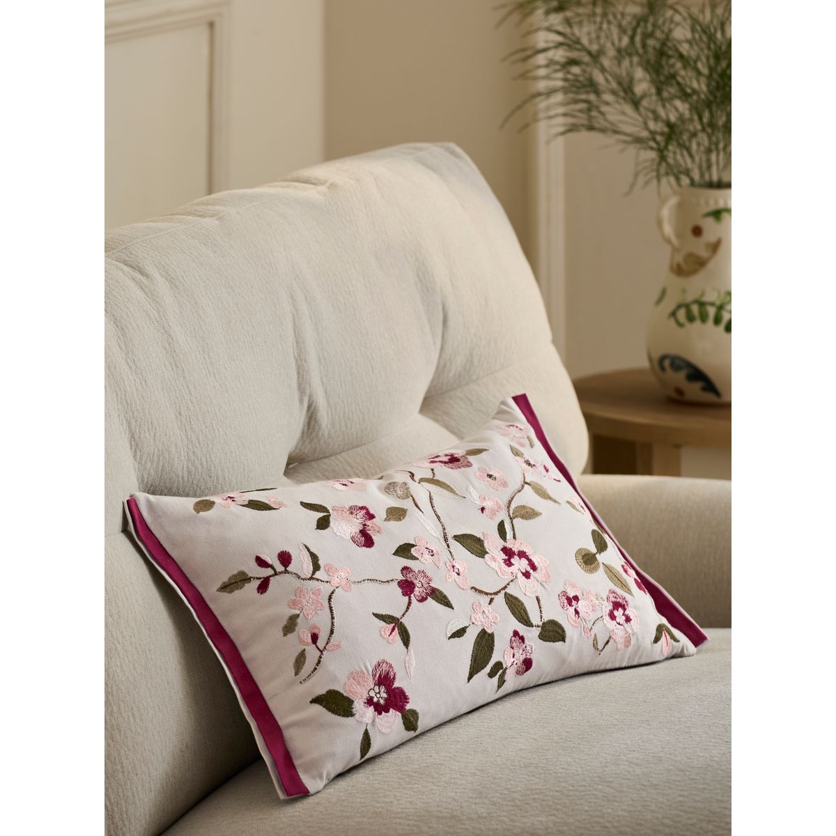 Coussin à fleurs brodées 50 x 30 cm rose, NEXT