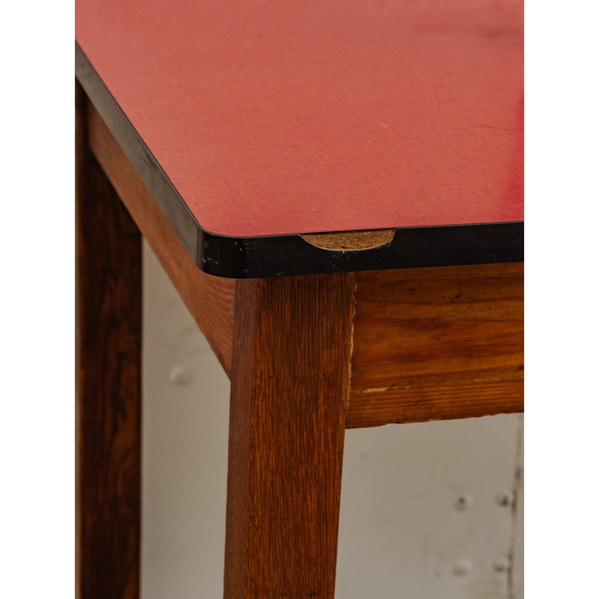 Table à manger en bois et formica rouge Karla N°1180 - Bon état bois foncé, DEBONGOUT