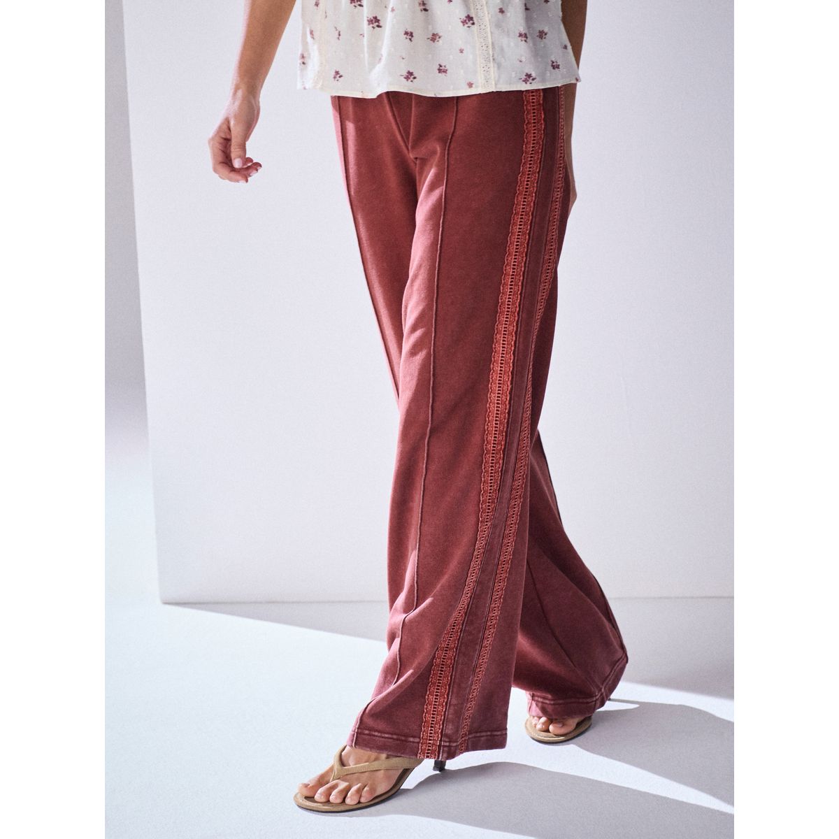 Pantalon de jogging large délavé à dentelle rouge, NEXT