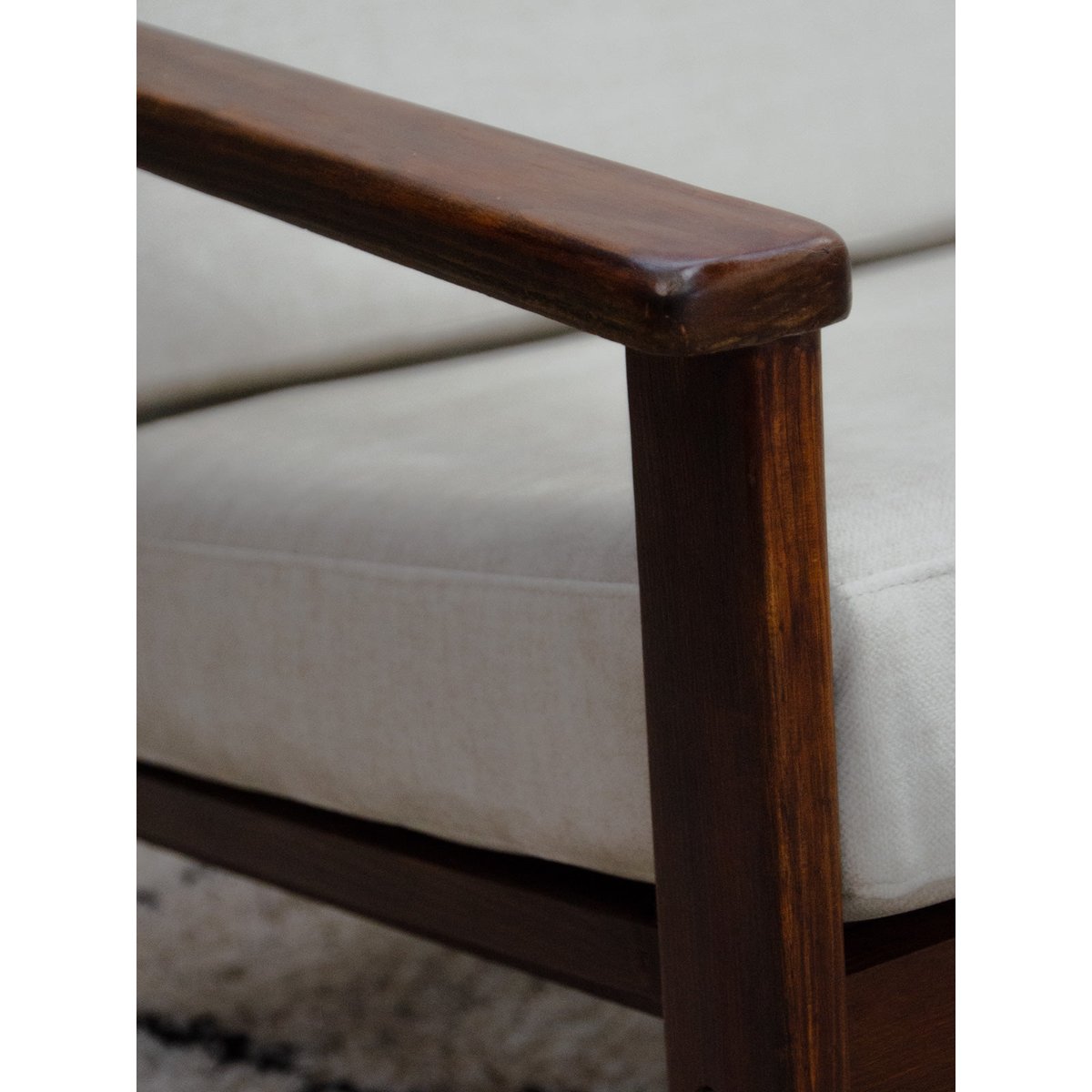 Banquette en pin et en tissu Clara N°157 - Bon état bois foncé, DEBONGOUT