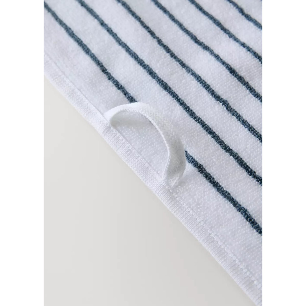 Serviette de bain en coton rayée bicolore blanc, MANGO HOME
