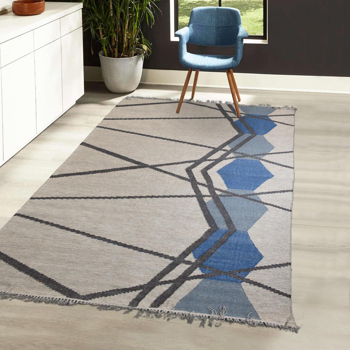 Tapis kilim BLANBLEU, fait à la main en laine motif géométrique blanc, bleu, UN AMOUR DE TAPIS