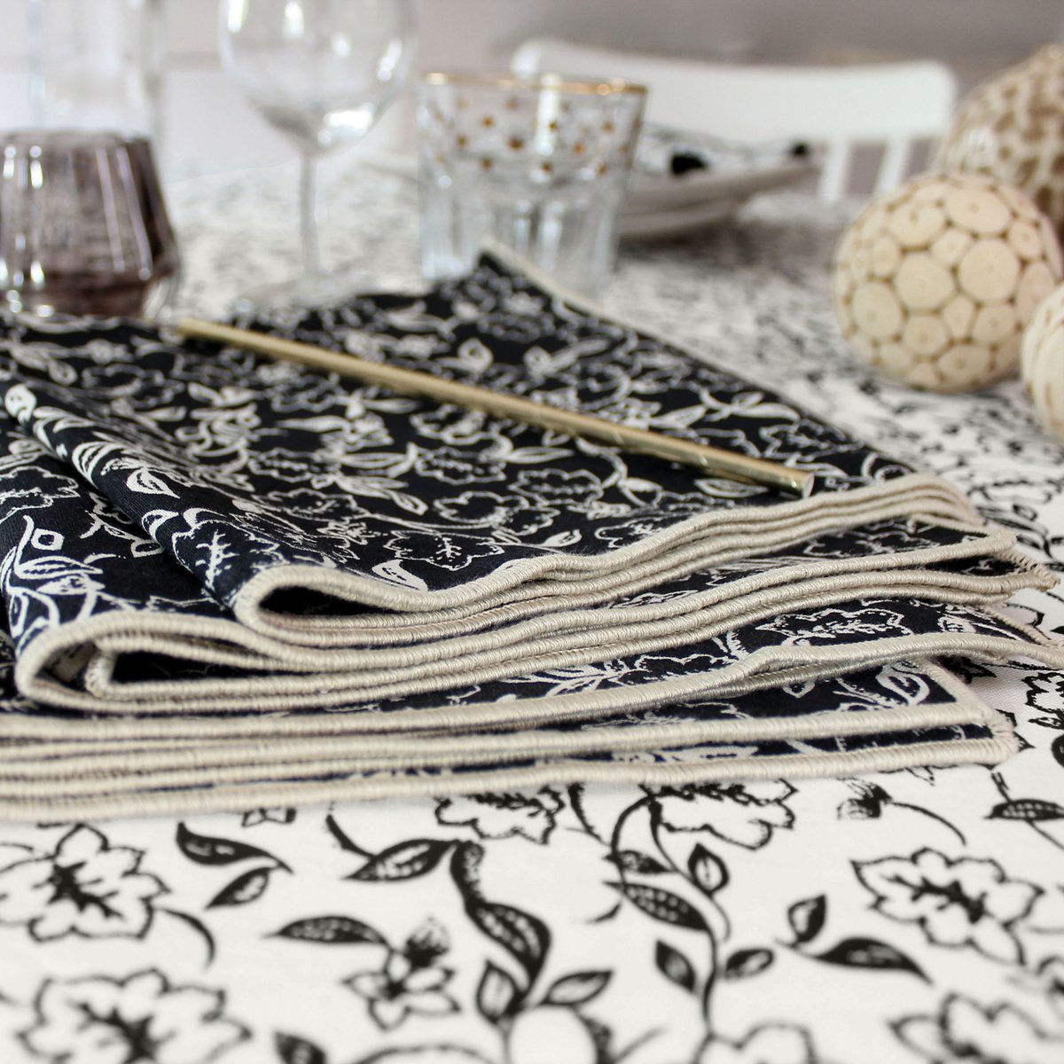 Lot de 4 serviettes de table motif fleuri noir, HOME MAISON