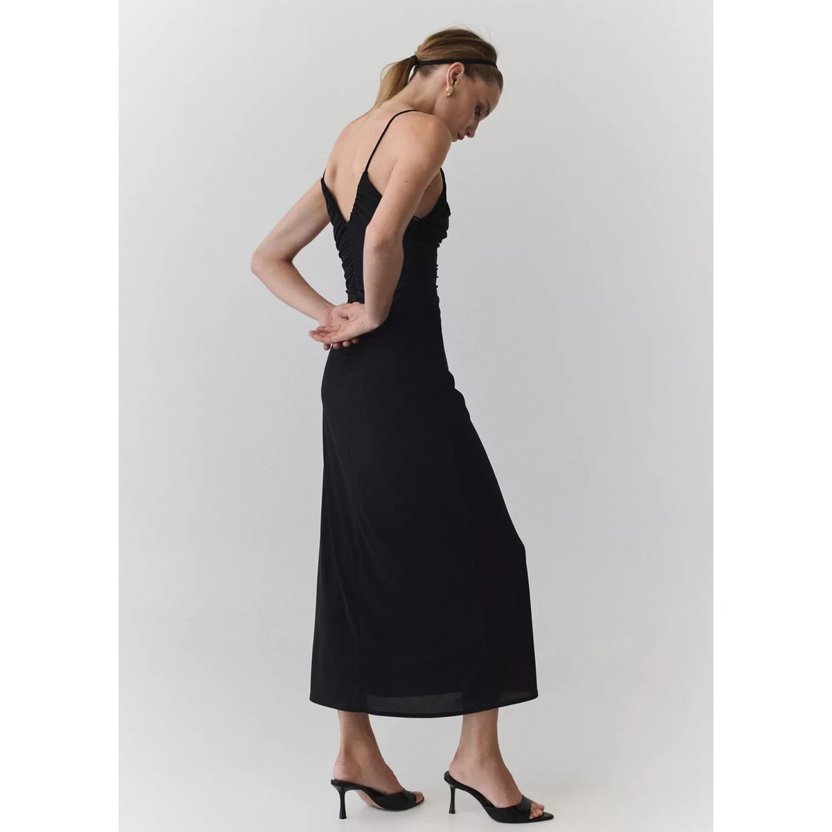 Robe à col en V froncée noir, MANGO