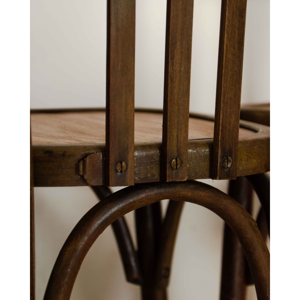 Paire de chaises bistrot en chêne Claude N°1567 - Bon état bois foncé, DEBONGOUT