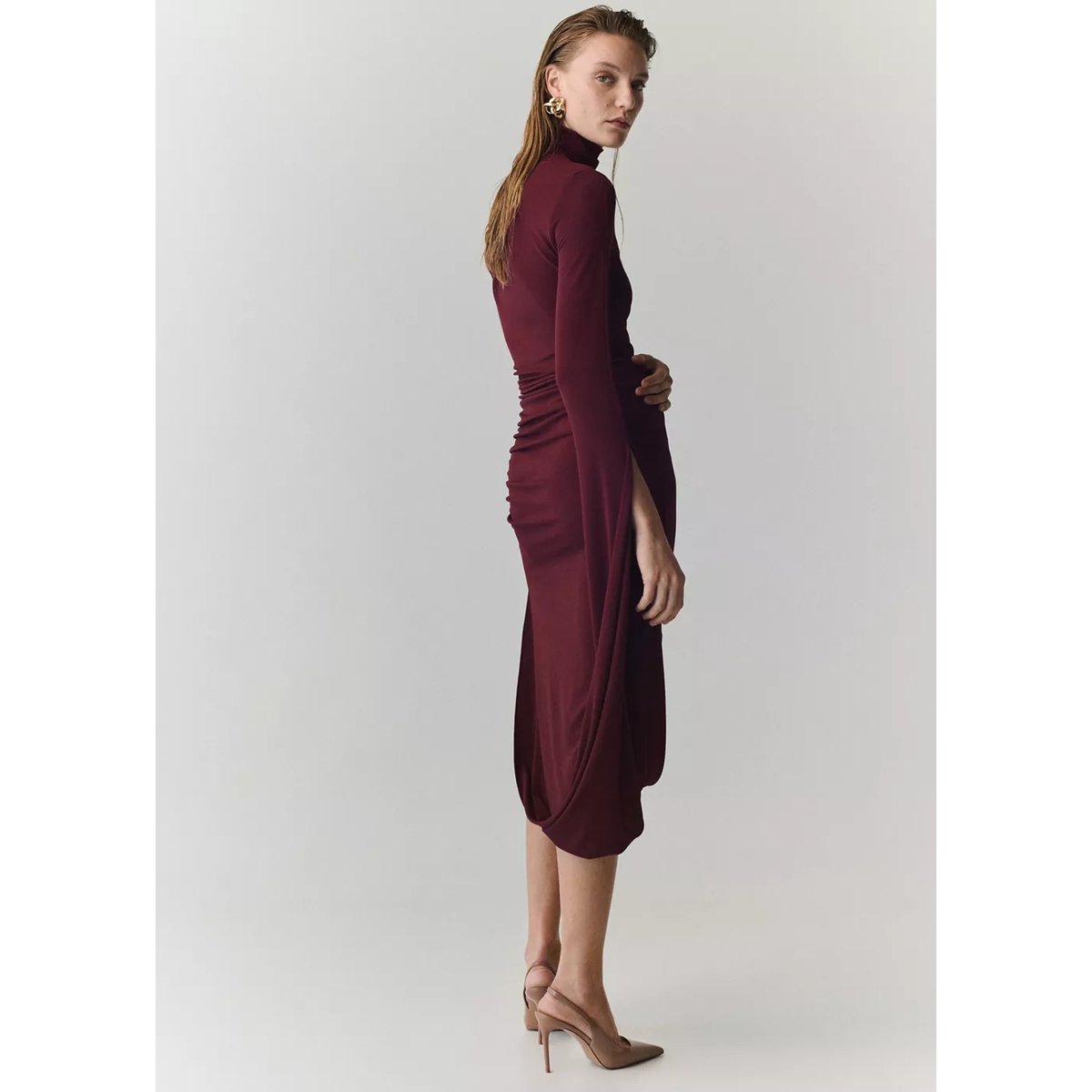 Robe à manches asymétriques et col montant grenat, MANGO