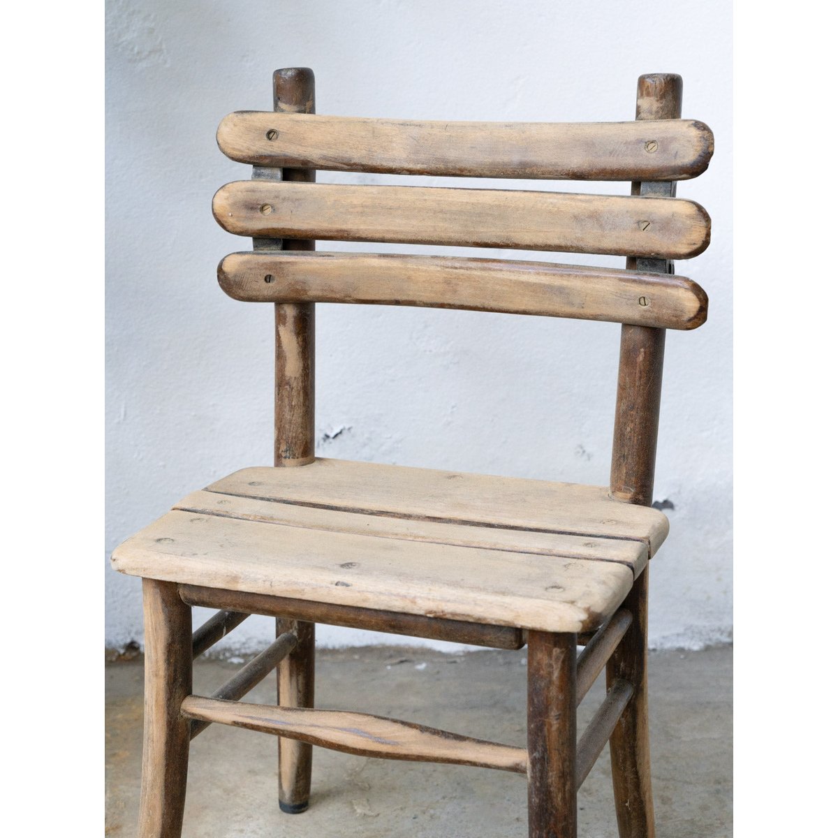 Chaise en bois à lattes pour enfant Ernestine N°1356 - Bon état bois clair, DEBONGOUT