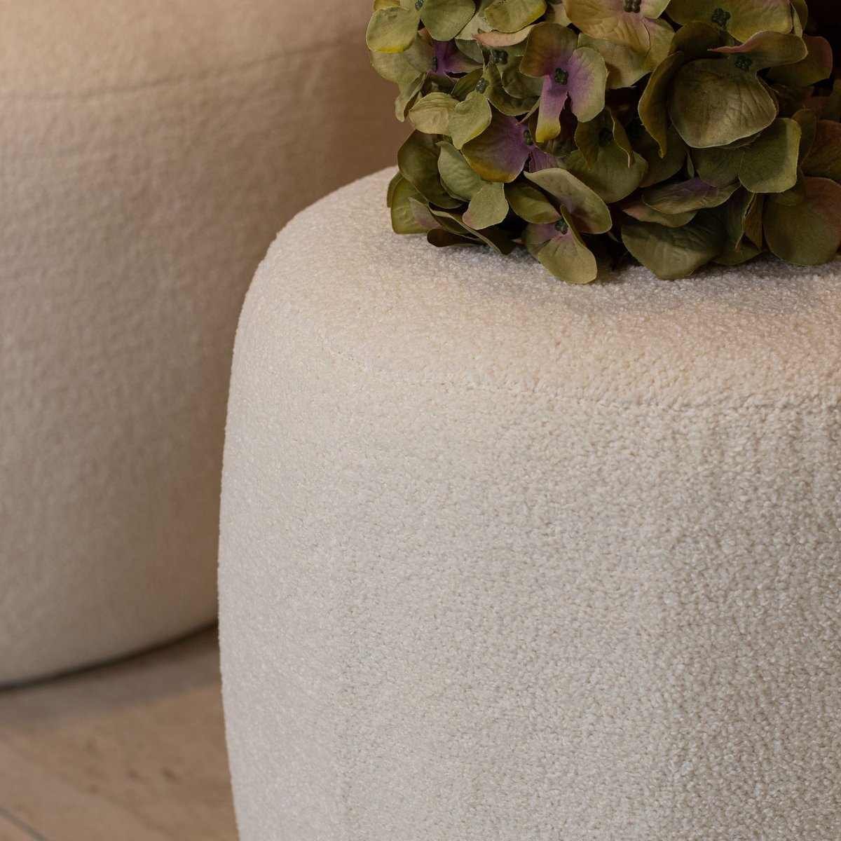 Pouf en tissu bouclette et structure en bois, MALO blanc, NOW'S HOME