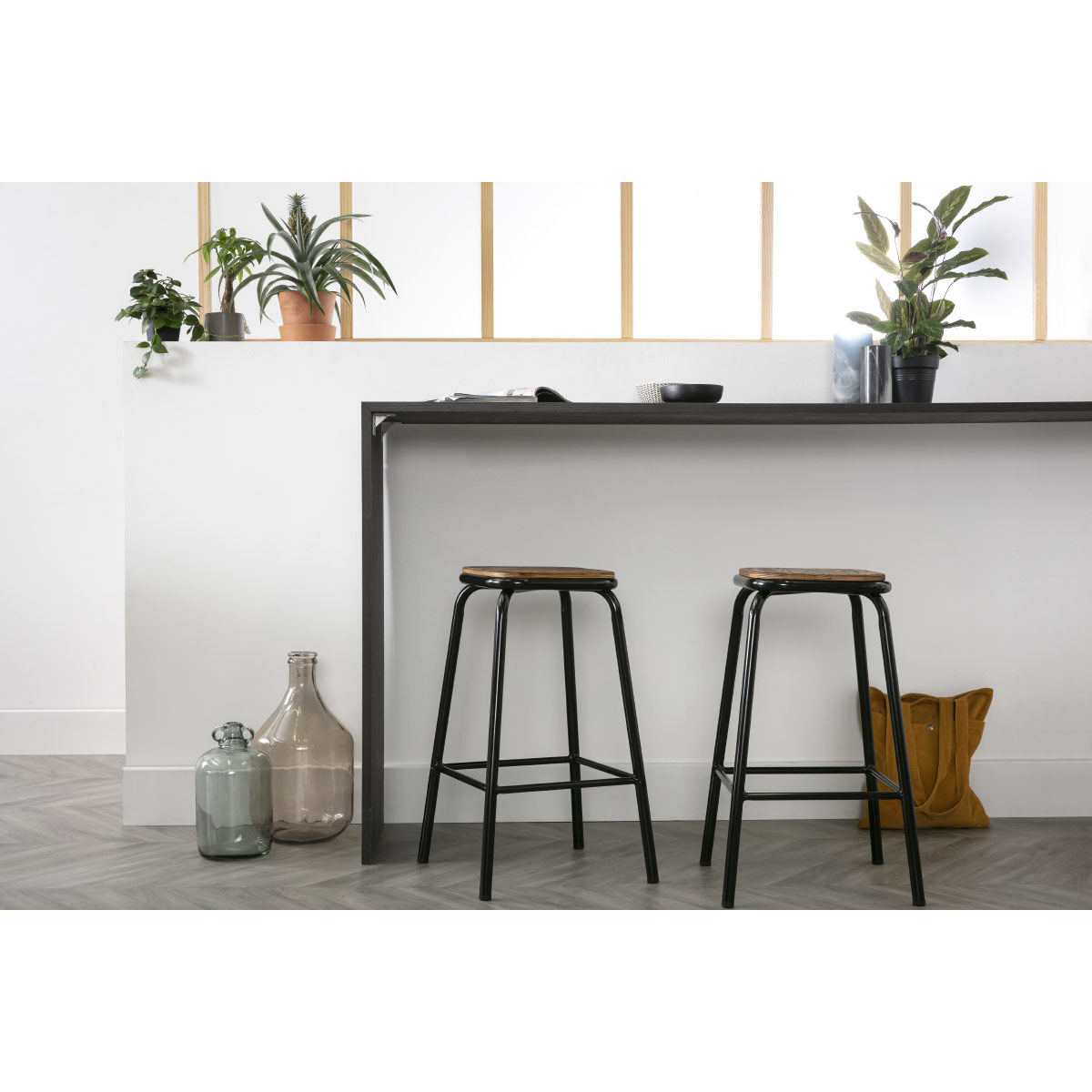 Tabourets de bar empilables noir et bois foncé H65 cm (lot de 2) MEMPHIS noir, MILIBOO