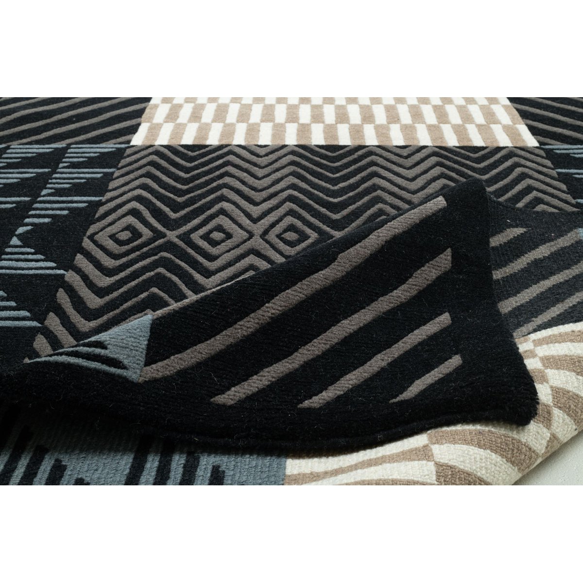 Tapis salon Baktapur noué main en laine noir, THEKO