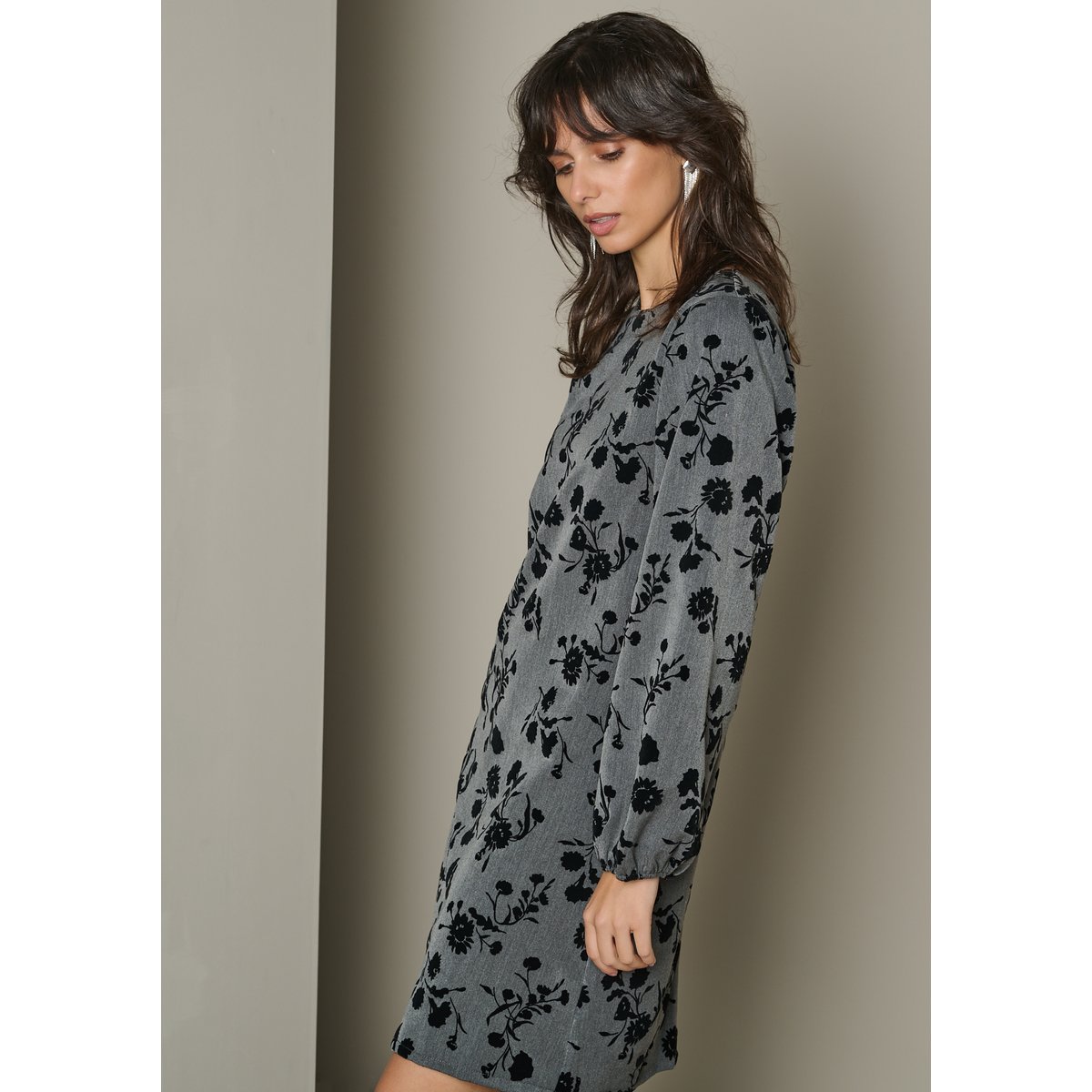 Robe courte à motif floral gris, LOLALIZA