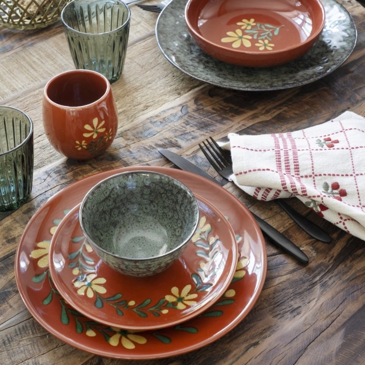 Tasse grès peint motif floral rouge, MADAM STOLTZ