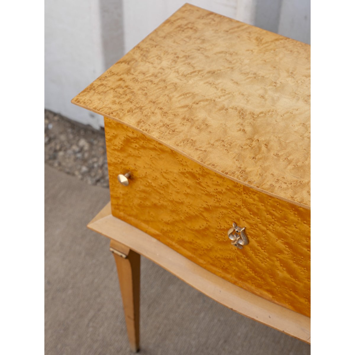 Table de chevet en loupe de bois Maïa N°1538 - Bon état bois clair, DEBONGOUT