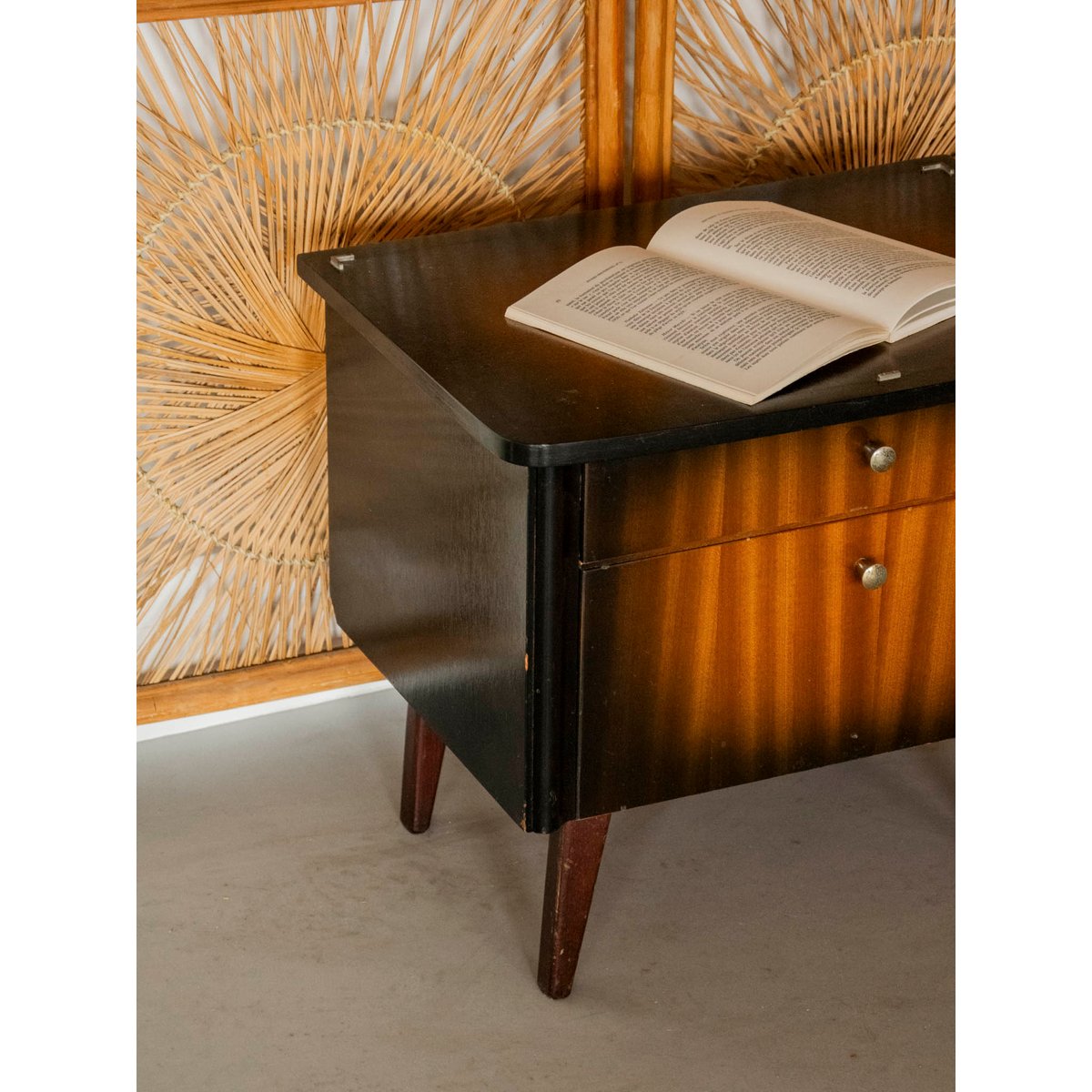 Paire de tables de chevet mid-century Maïa N°1581 - Bon état bois foncé, DEBONGOUT