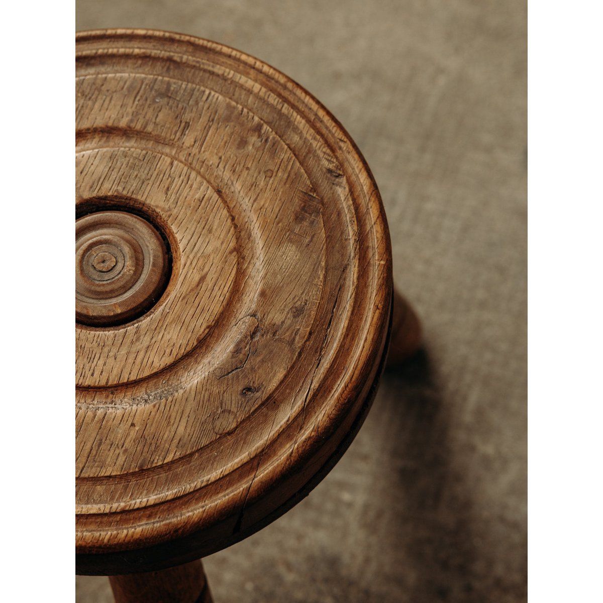 Tabouret en bois gravé Regis N°411 - Bon état bois, DEBONGOUT