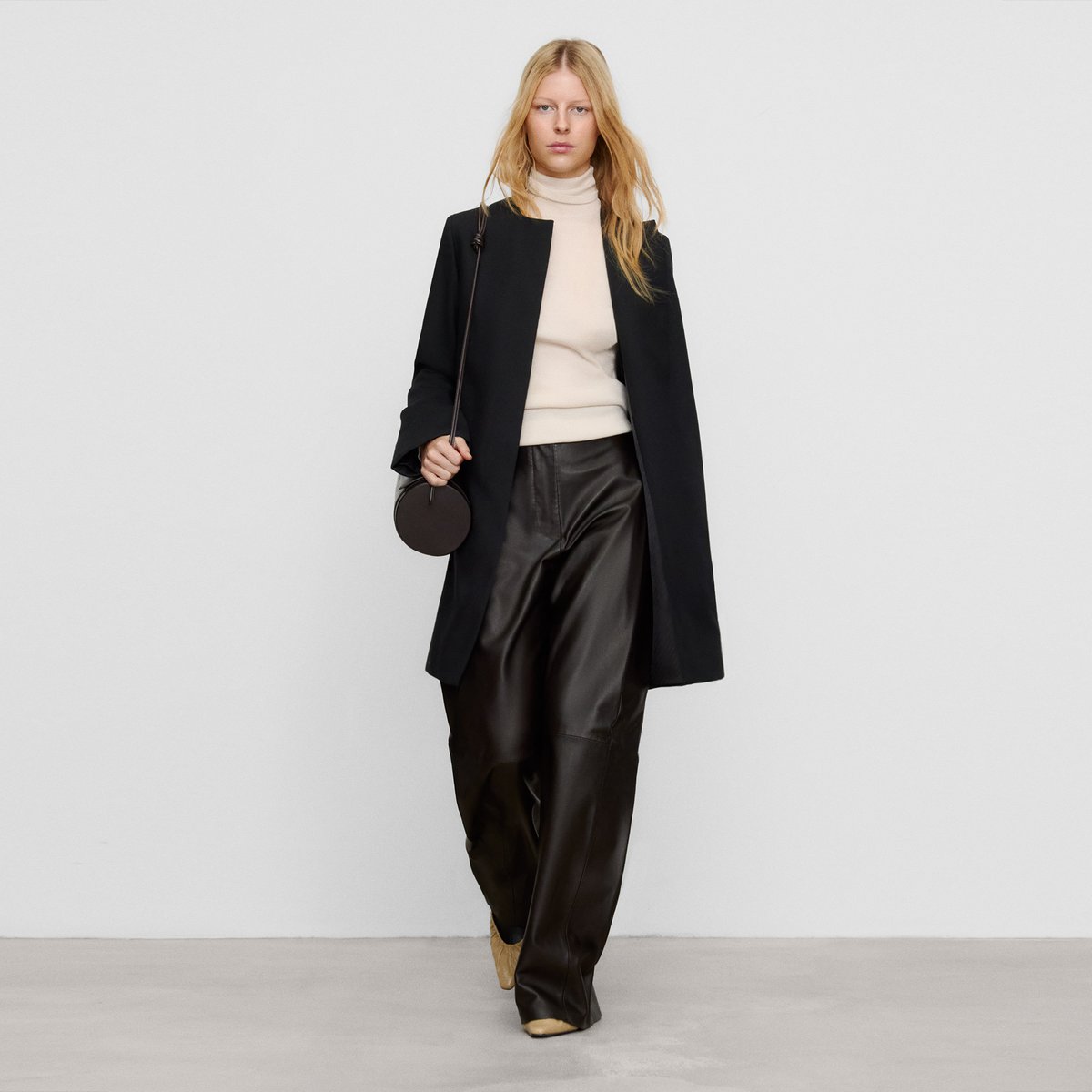 Manteau tailleur avec laine mérinos à col rond noir, ADOLFO DOMINGUEZ