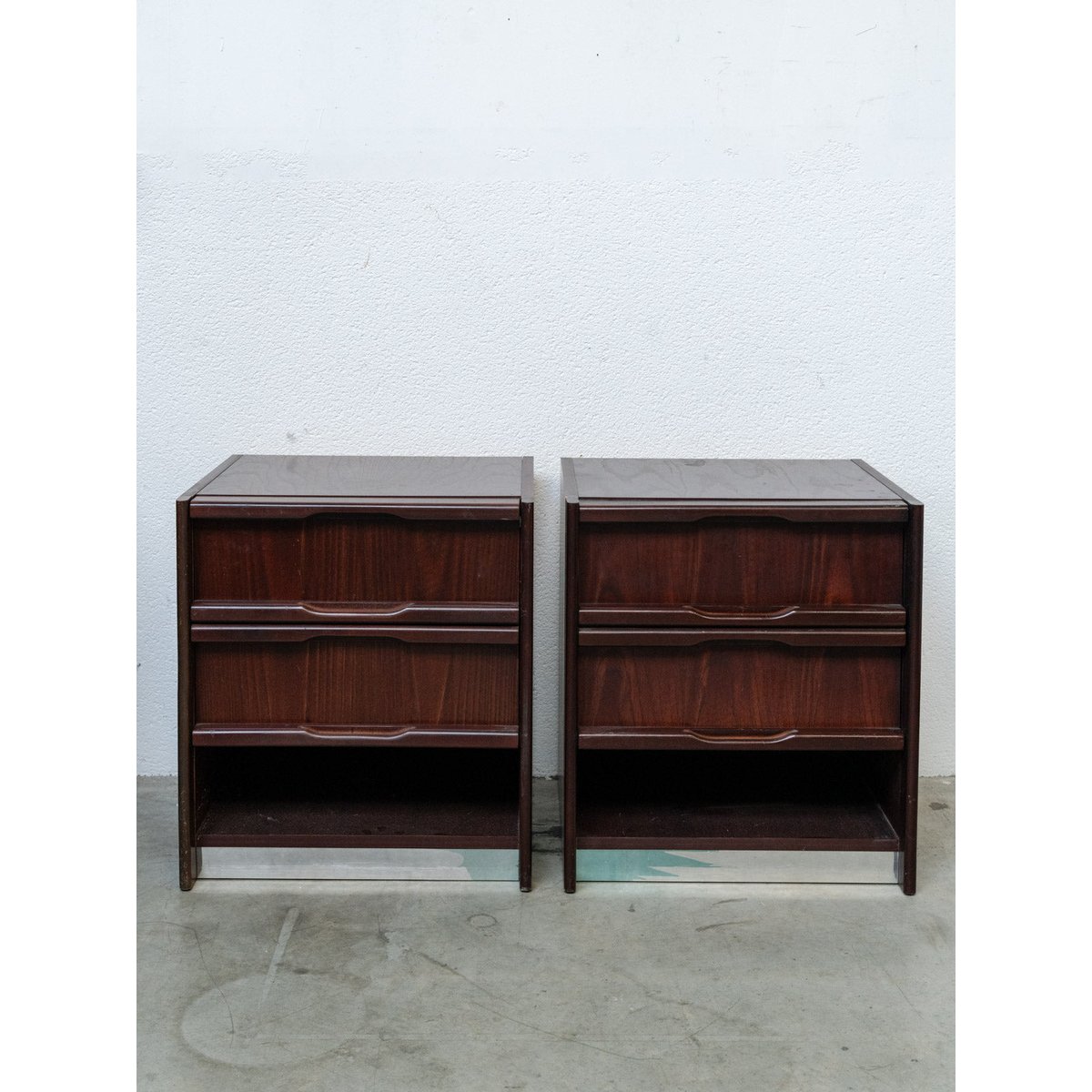Paire de tables de chevet en bois foncé style 70's Maïa N°1618 - Bon état bois foncé, DEBONGOUT