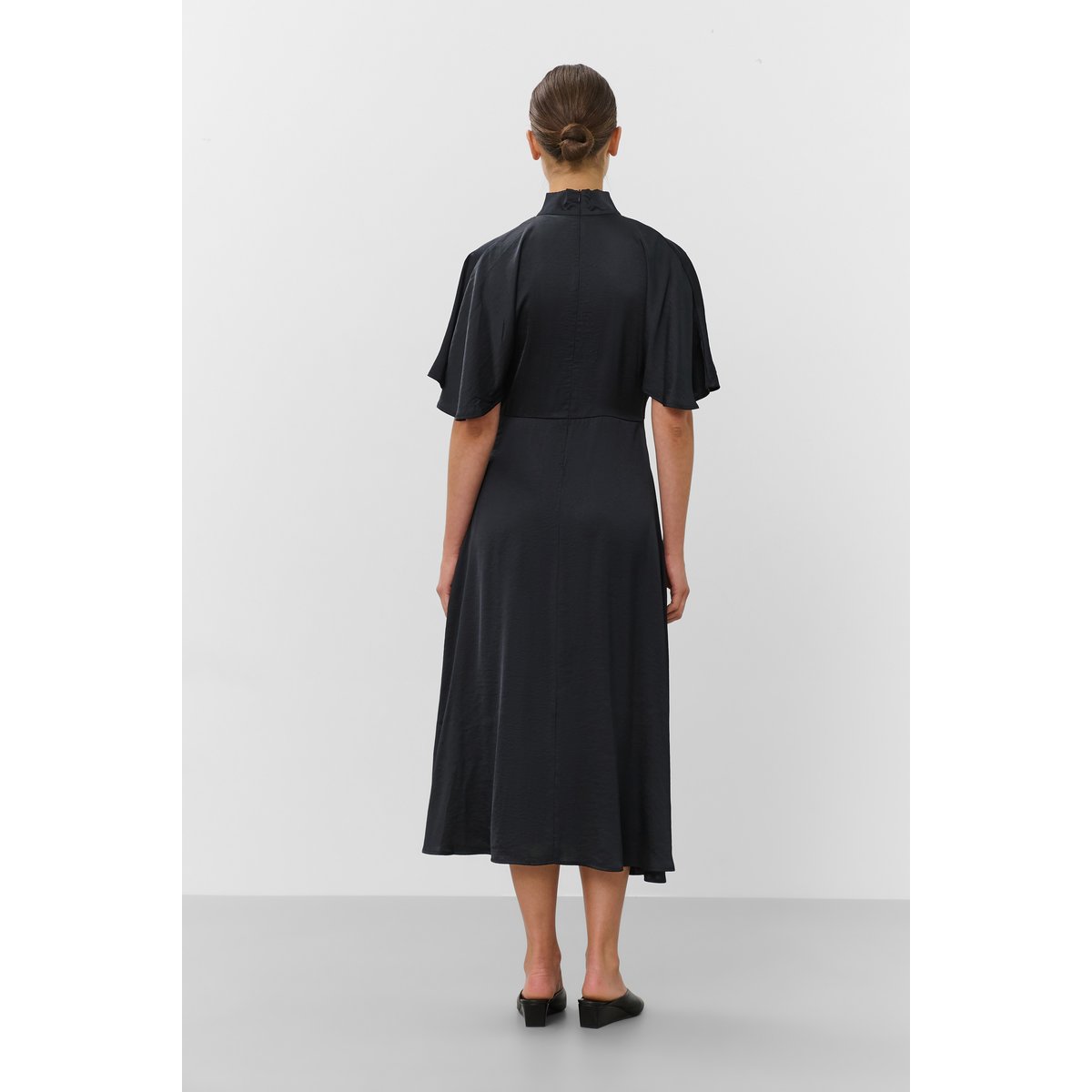 Robe noir, SOAKED IN LUXURY