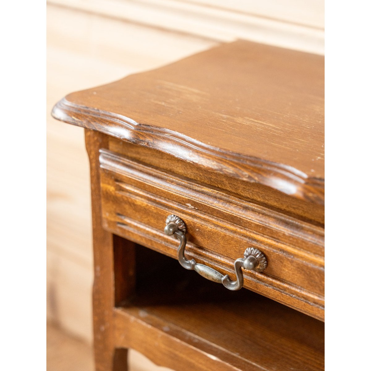 Paire de tables de chevet en bois Odile N°1494 - Bon état bois foncé, DEBONGOUT