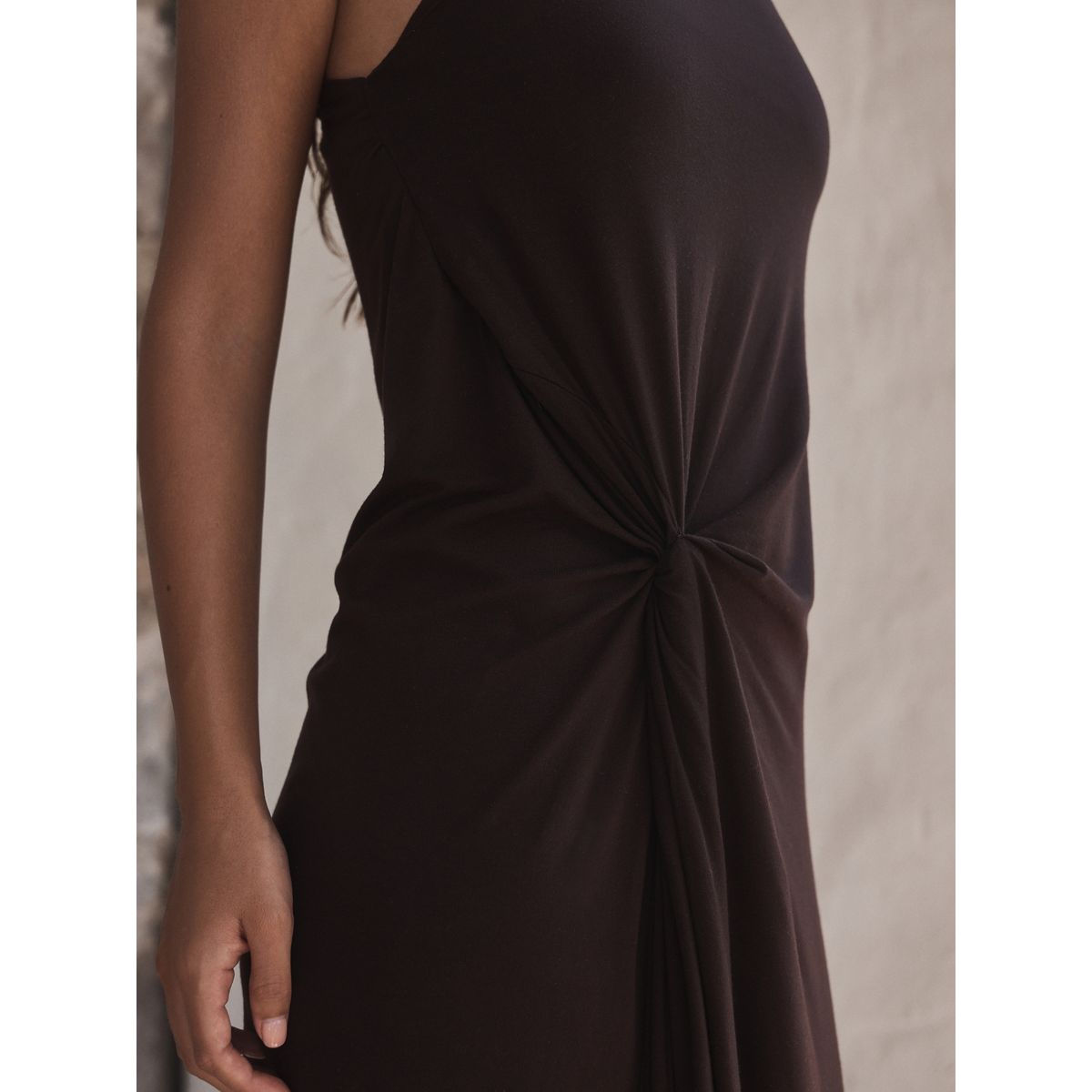 Robe mi-longue asymétrique nouée/détail doré chocolate, NEXT
