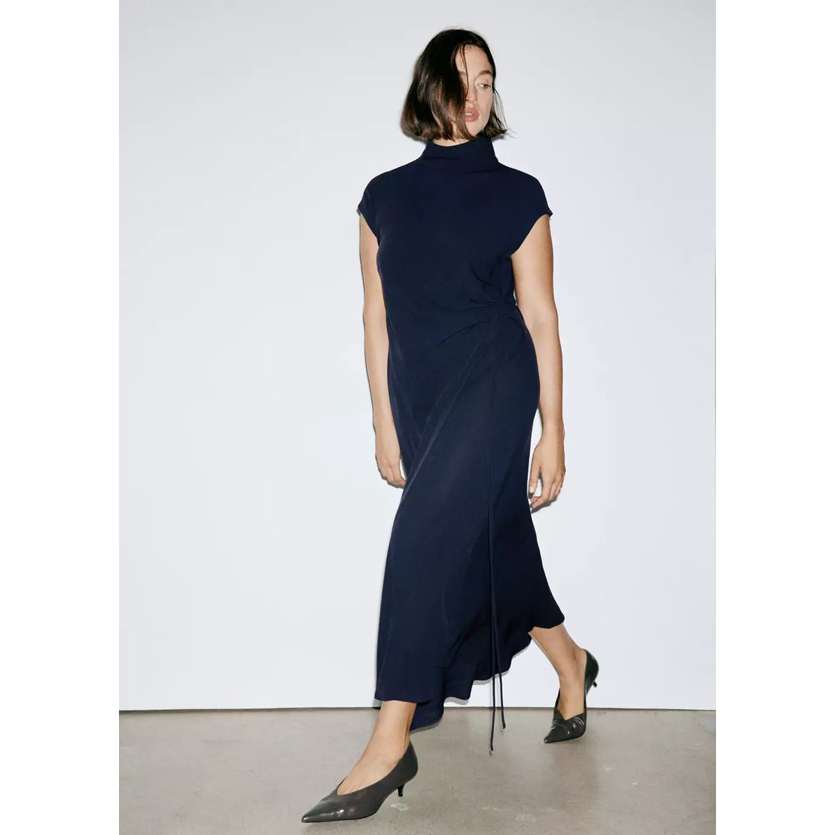 Robe col montant croisé bleu marine foncé, MANGO