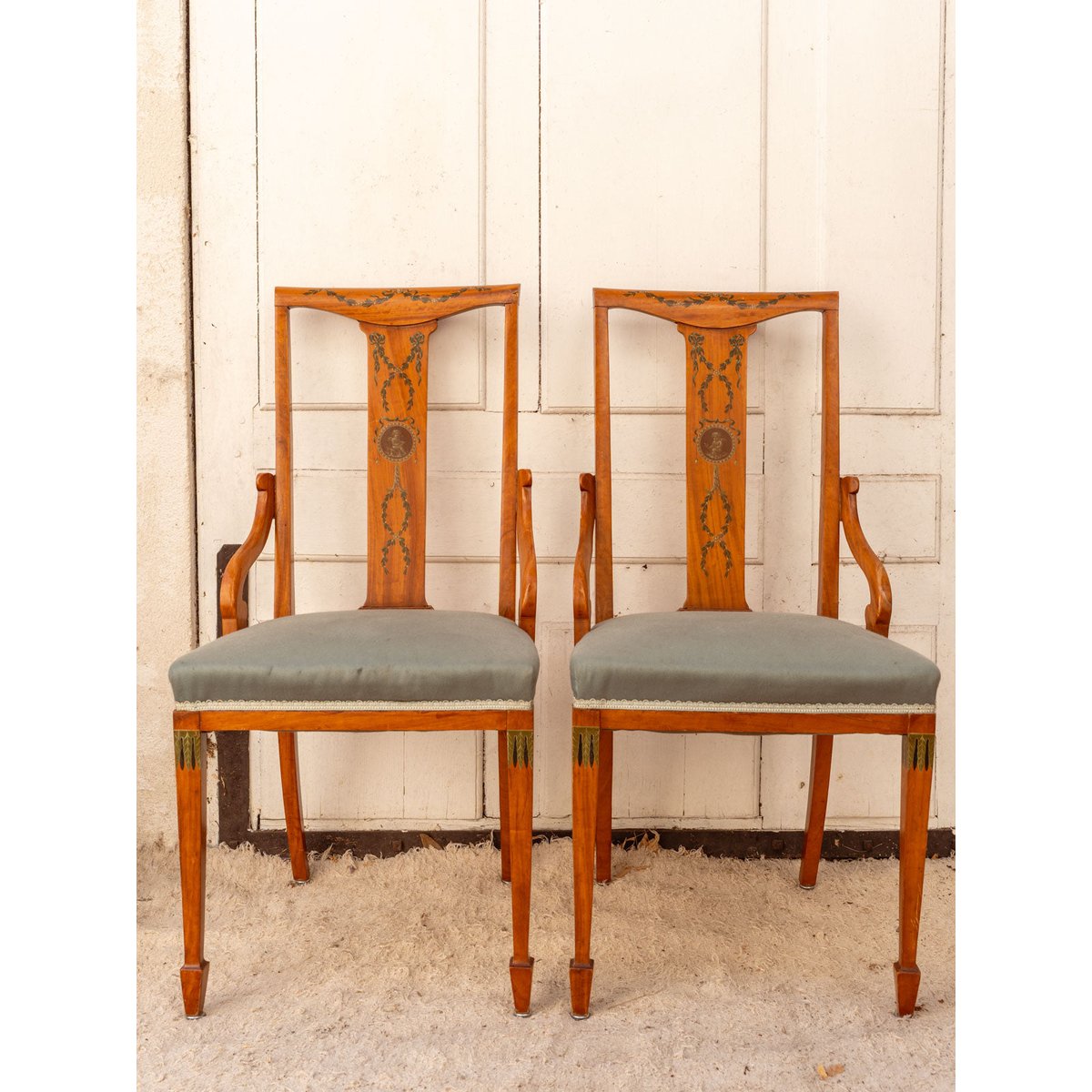 Paire de chaises en bois et tissu bleu Claude N°1455 - Bon état bois foncé, DEBONGOUT