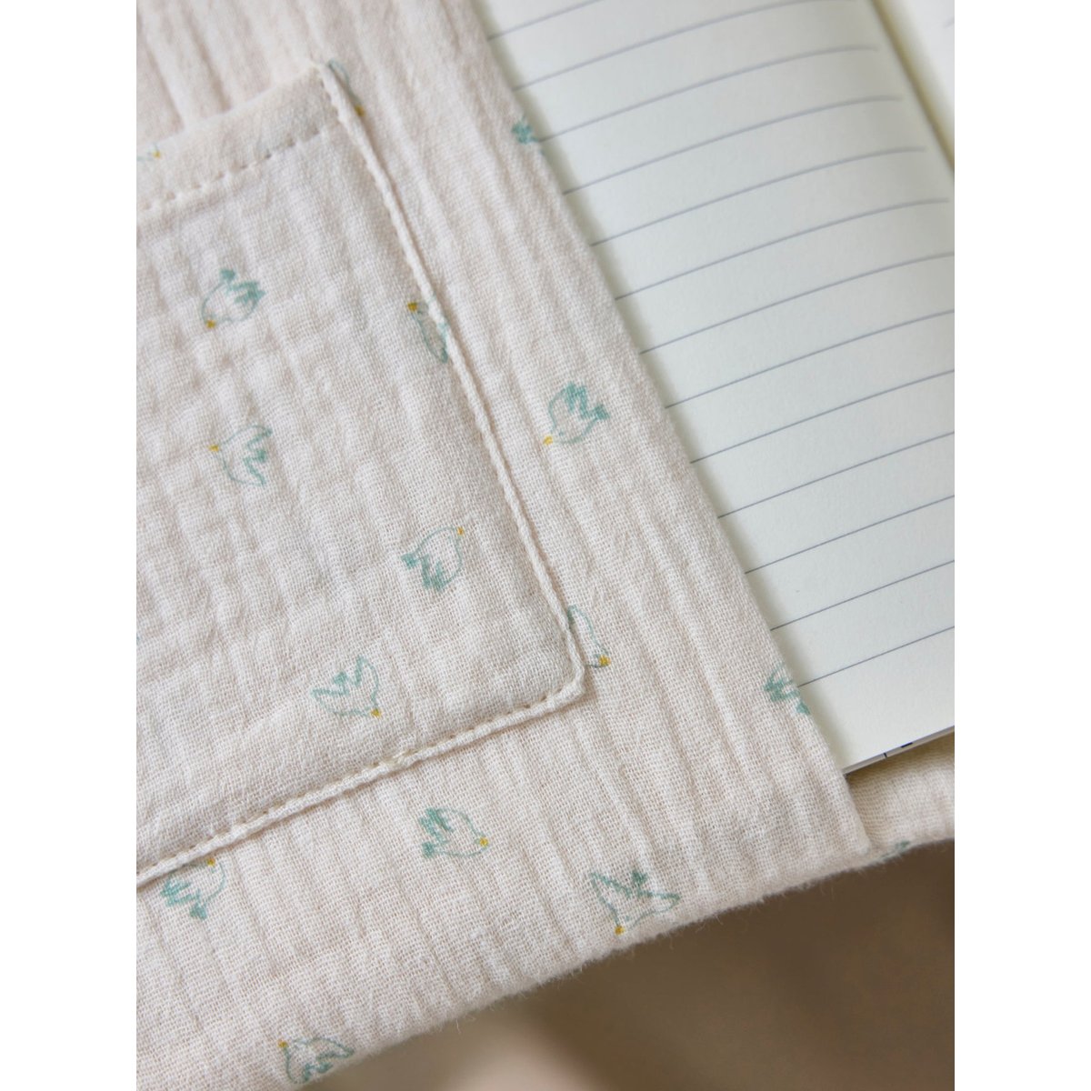 Housse pour carnet de santé en gaze hirondelles imprimé hirondelles, CYRILLUS