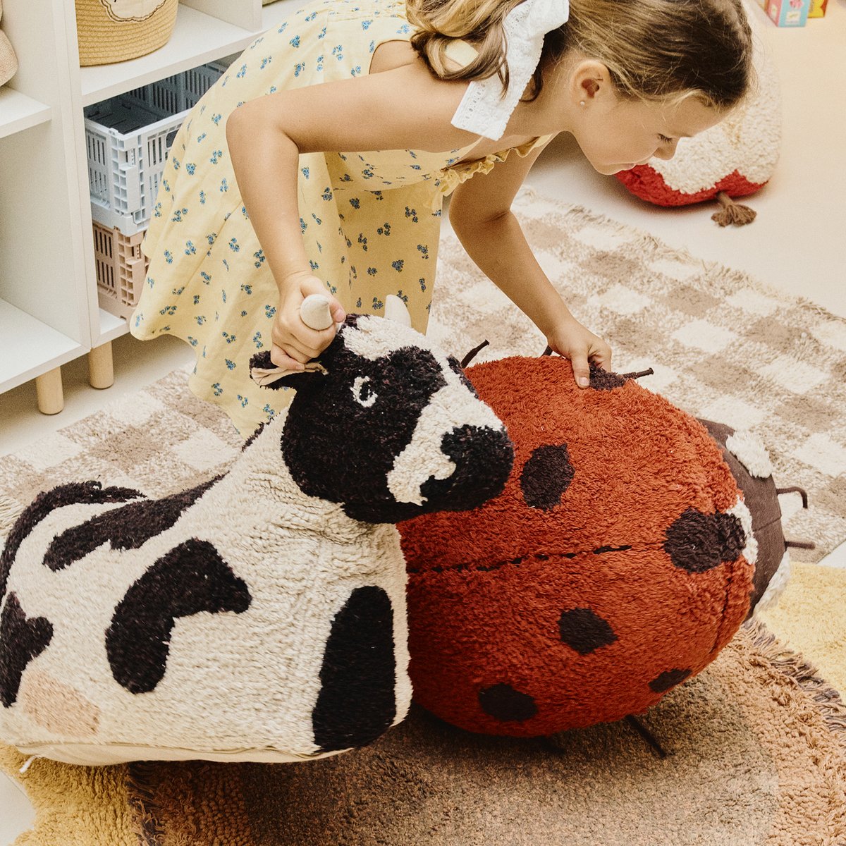 Coussin de sol Coccinelle Maria PETALS & PALS naturel, grain de café, bossa nova, LORENA CANALS