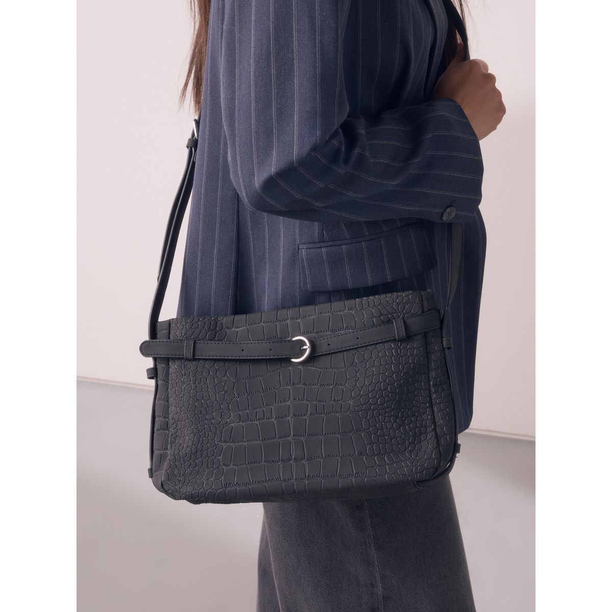 Petit sac bandoulière croco en simili daim noir, NEXT