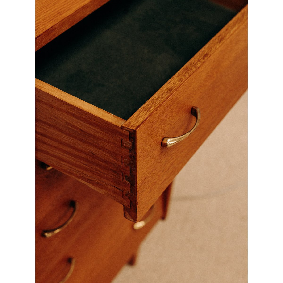 Commode chiffonnier vintage Olga N°677 - Bon état bois clair, DEBONGOUT