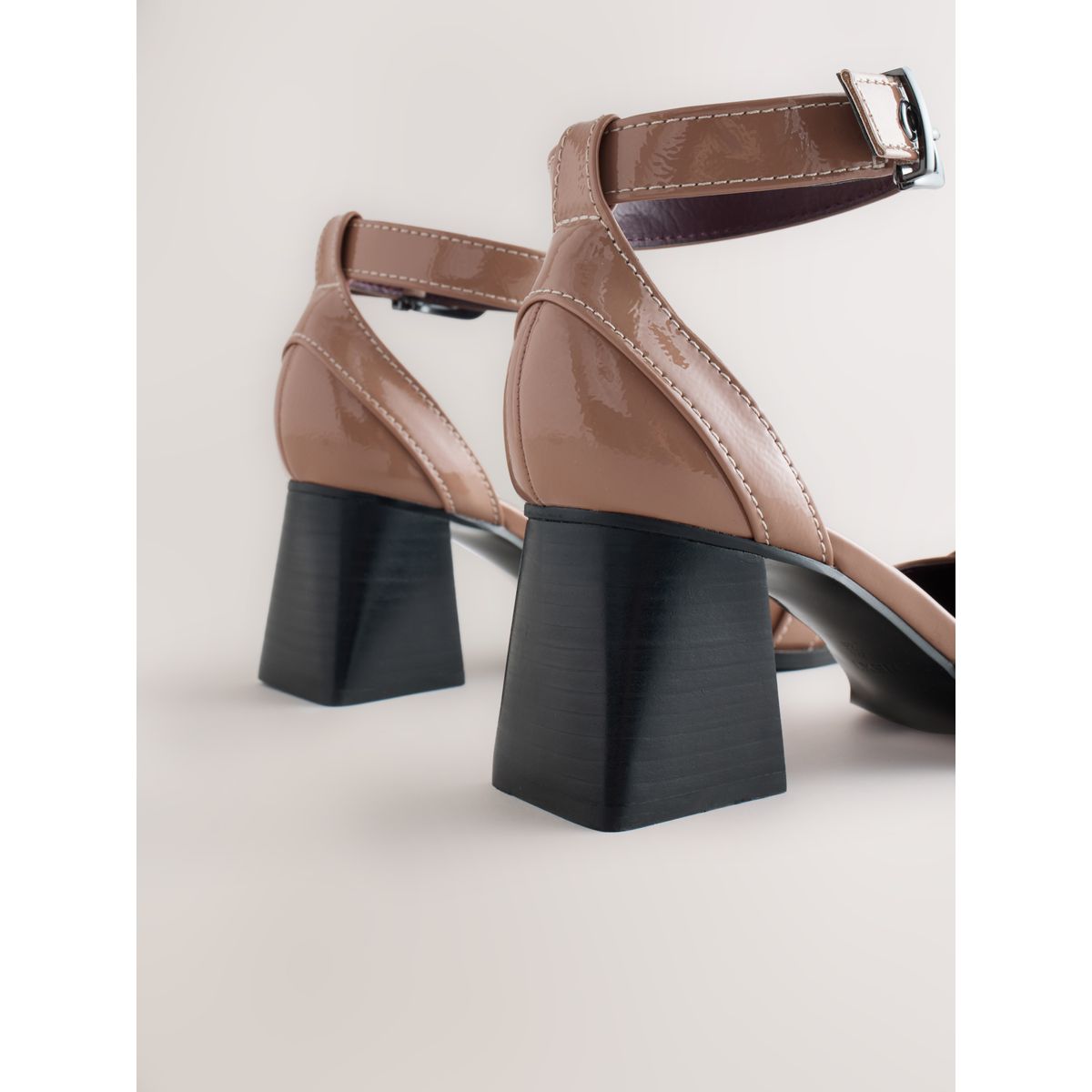 Chaussures pointues forever comfort® à boucle taupe, NEXT