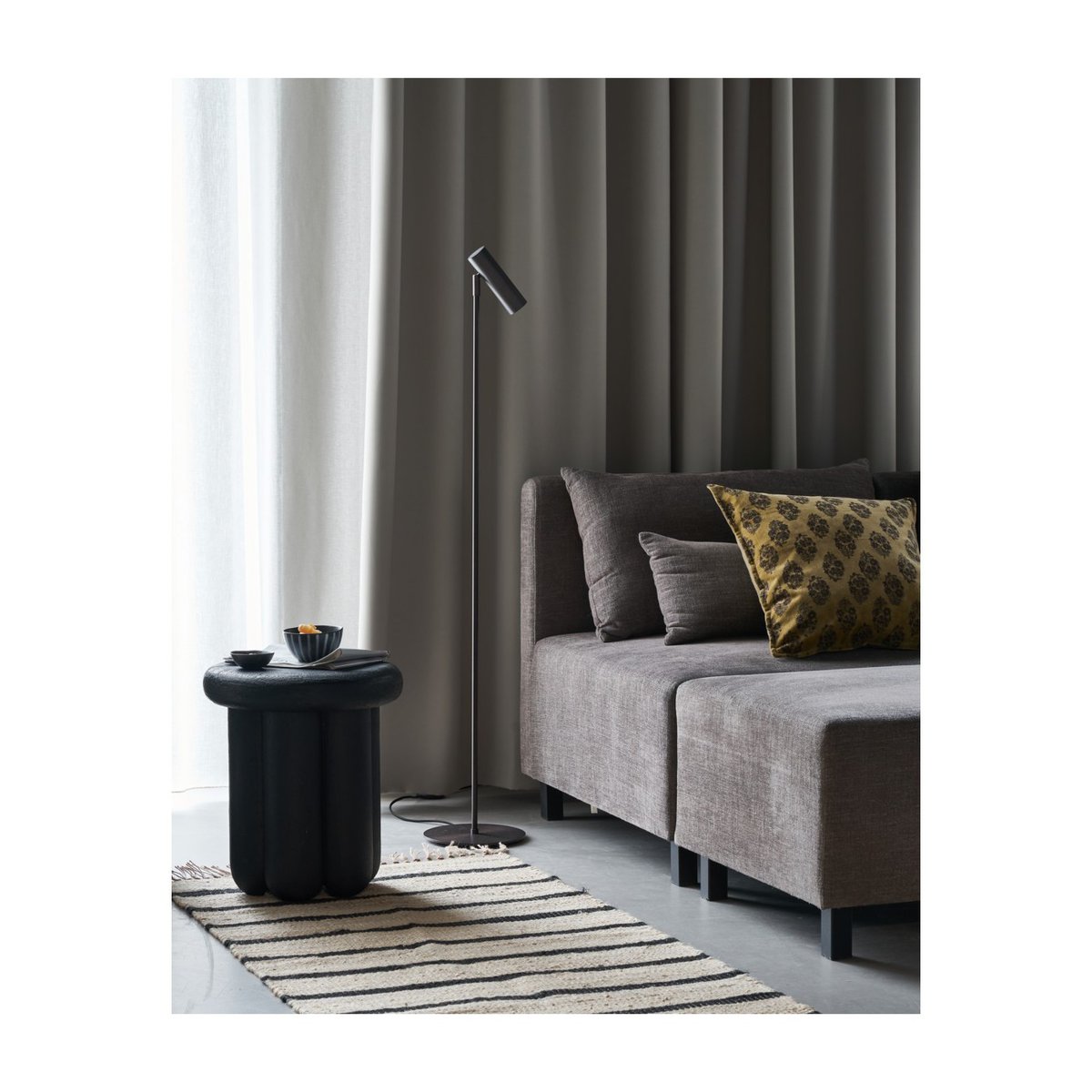 Lampadaire en acier Norm noir, HOUSE DOCTOR